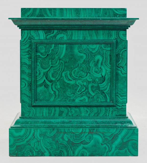 Großer extravaganter Podestsockel