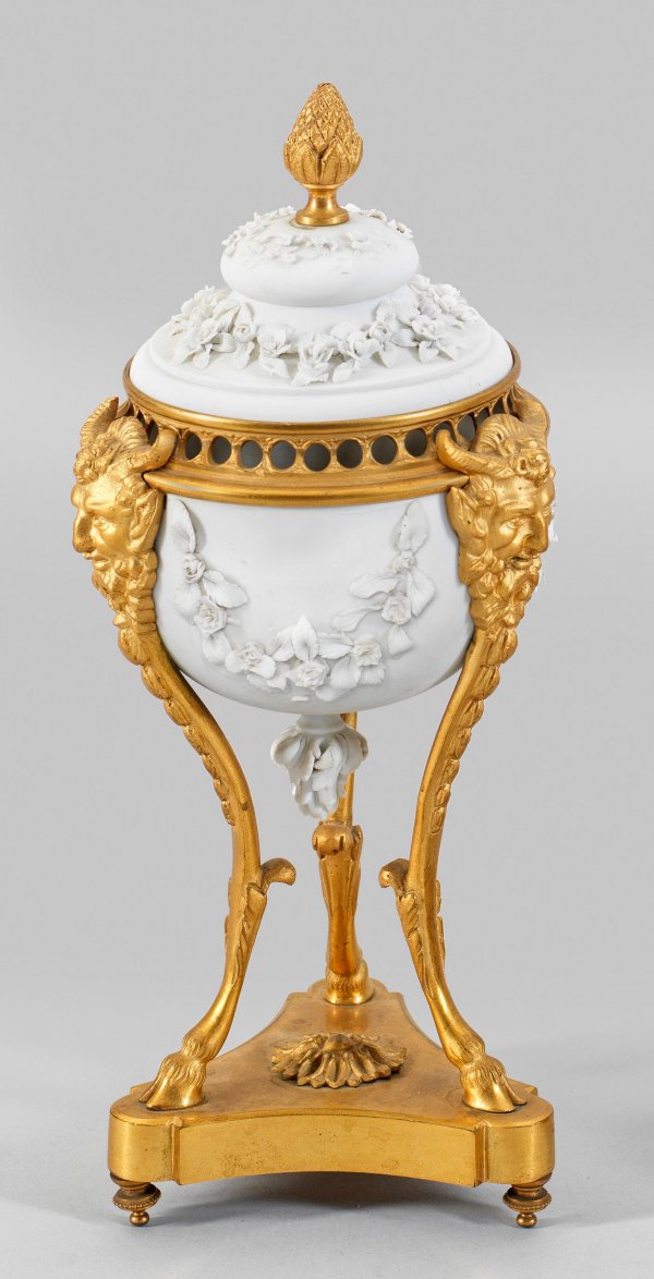 Louis XVI Potpourri-Deckelvase mit aufgelegtem Blütendekor