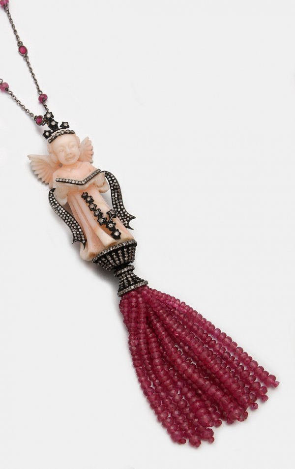 Sautoire mit extravagantem Koralle-Anhänger