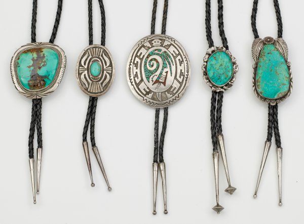 Konvolut von fünf Bolo Ties