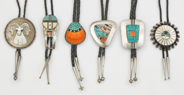 Konvolut von sechs Bolo Ties