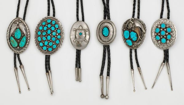 Konvolut von sechs Bolo Ties