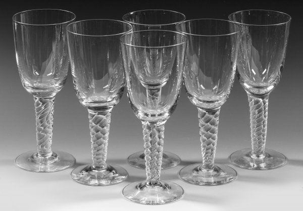 Dreizehn Rotweingläser