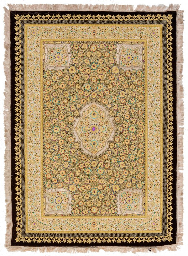 Paar große kostbare iranische Stickereien