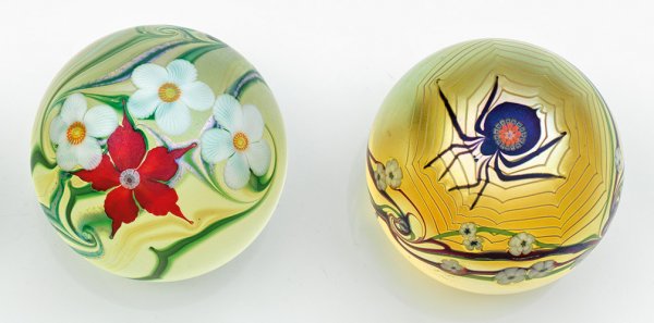 Zwei Paperweights von Orient & Flume