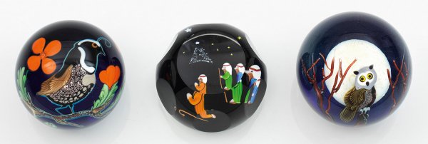 Drei Paperweights
