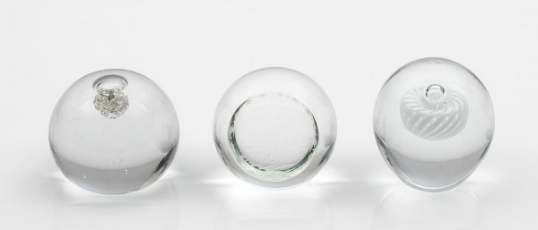Drei Paperweights