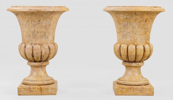 Paar große klassische Parkvasen