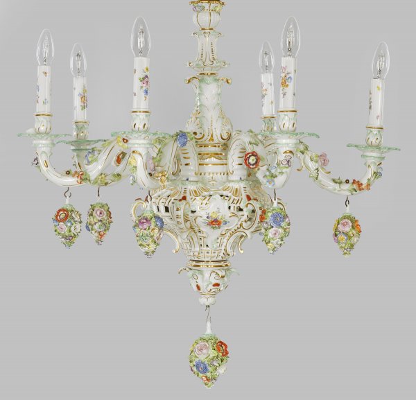 Porzellan-Deckenlüster mit prächtigem Blumendekor