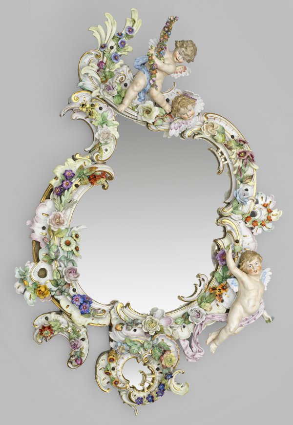 Großer dekorativer Wandspiegel mit Blumen- und Puttendekor