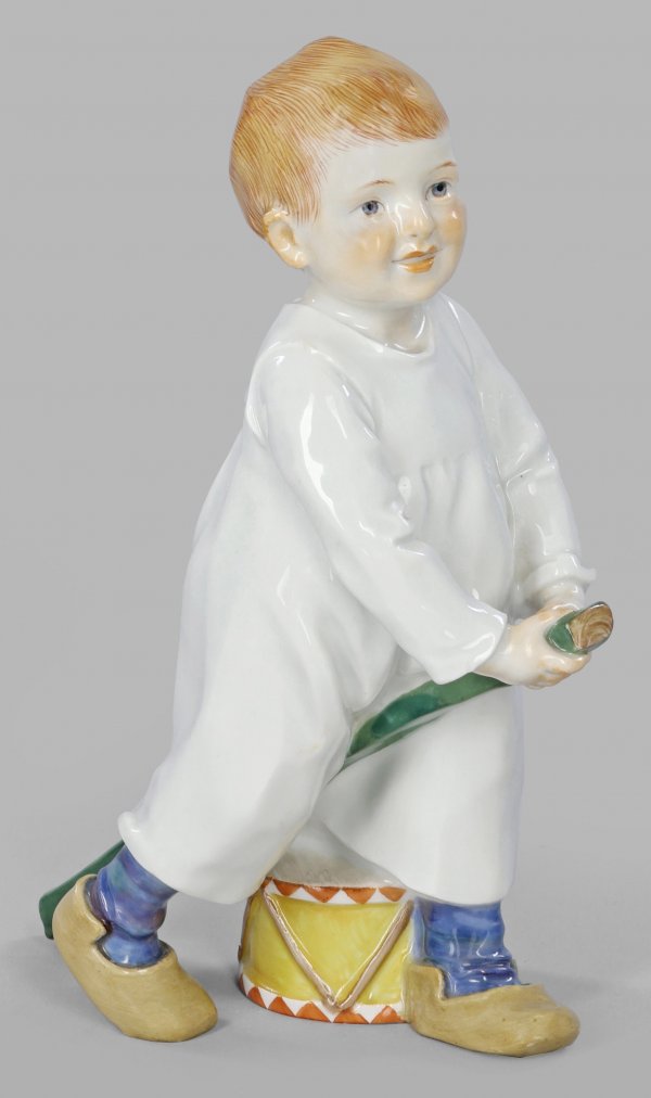 Auf einem Stecken reitendes Kind mit Trommel