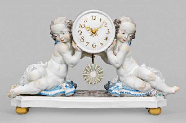 Große Kaminuhr Uhr von zwei Putten getragen. Originaltitel