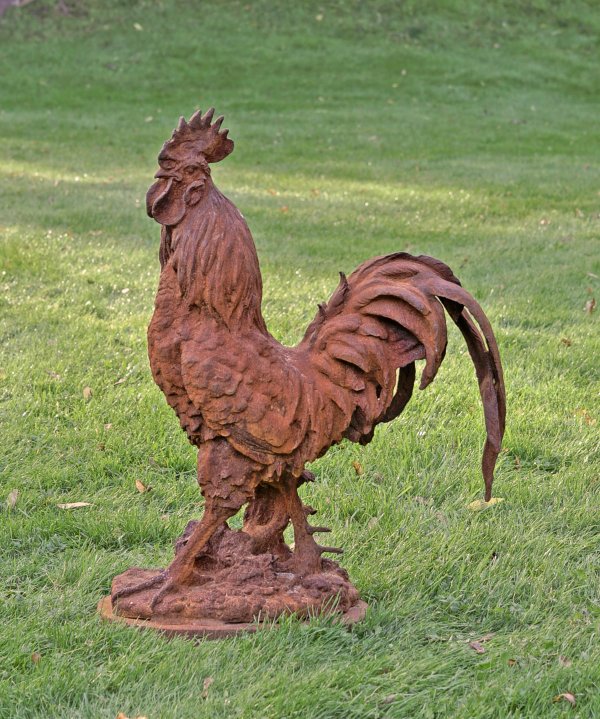 Gartenfigur eines Hahnes