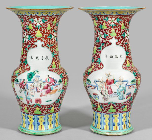 Paar Famille rose-Balustervasen mit höfischen Szenen