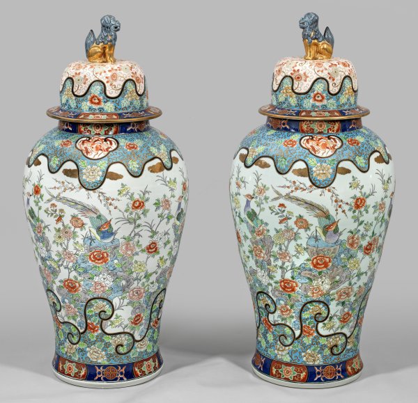 Paar monumentale Famille rose-Deckelvasen