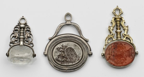 Drei Petschaft-Anhänger