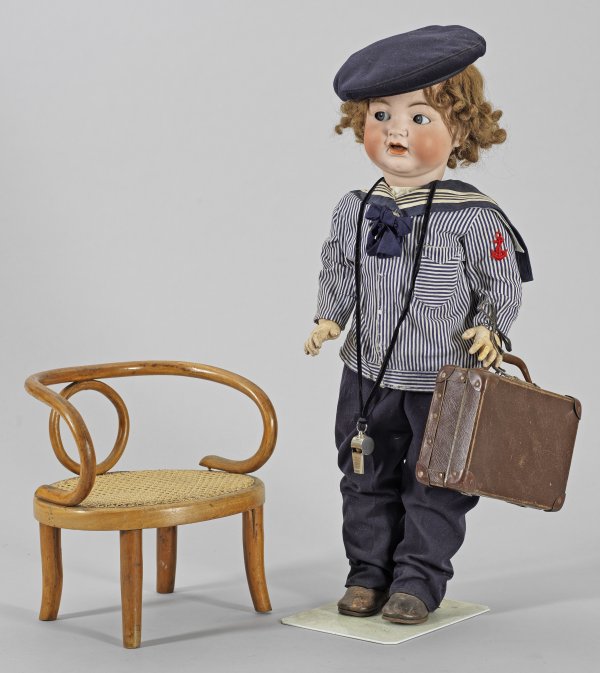 Große Charakterpuppe von Kämmer & Reinhardt mit Kinderstuhl