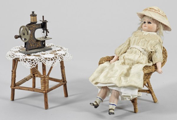 Kleine Gliederpuppe mit Puppenmöbeln