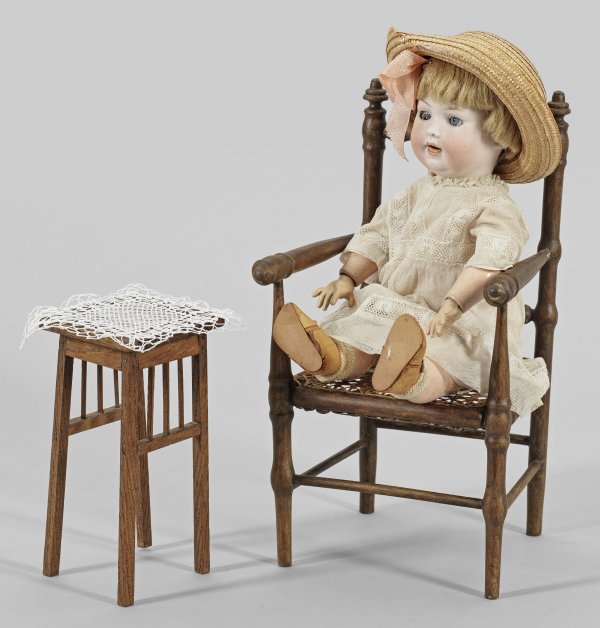 Kleine Charakterpuppe mit Puppenmöbeln