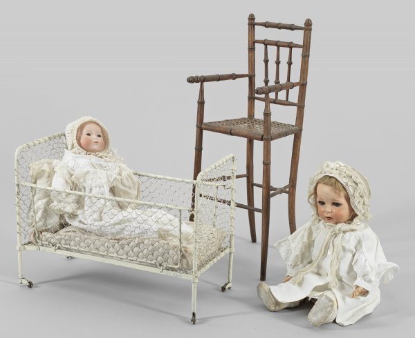 Zwei Babypuppen mit Bett und Hochstuhl