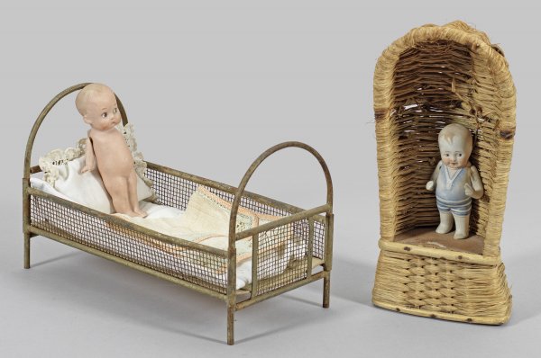 Zwei kleine Kewpies mit Bett und Strandkorb