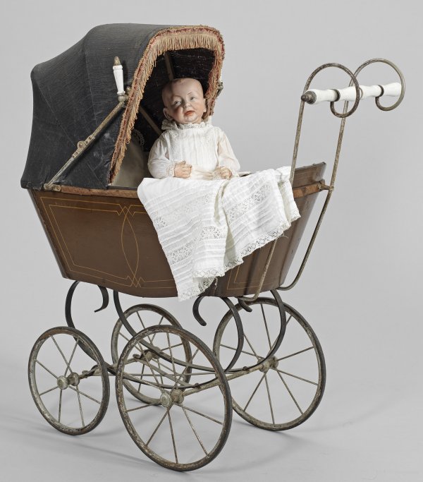Charakterpuppe von Kämmer & Reinhardt mit Puppenwagen