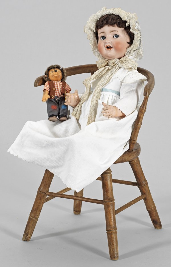 Große Charakterpuppe von Kämmer & Reinhardt mit Kinderstuhl