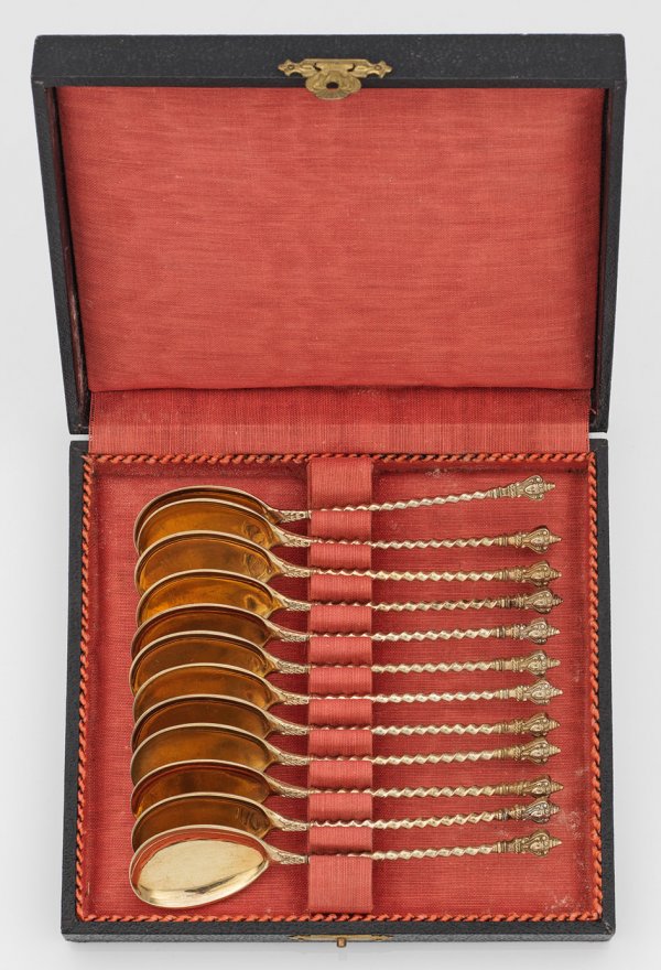 Zwölf Neorenaissance-Eislöffel