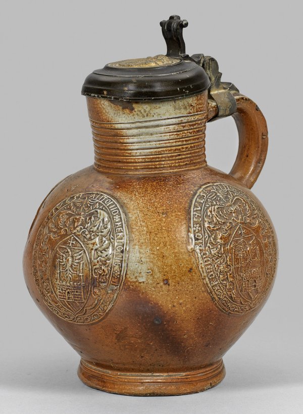 Musealer Raerener Renaissance-Krug mit Wappenauflagen