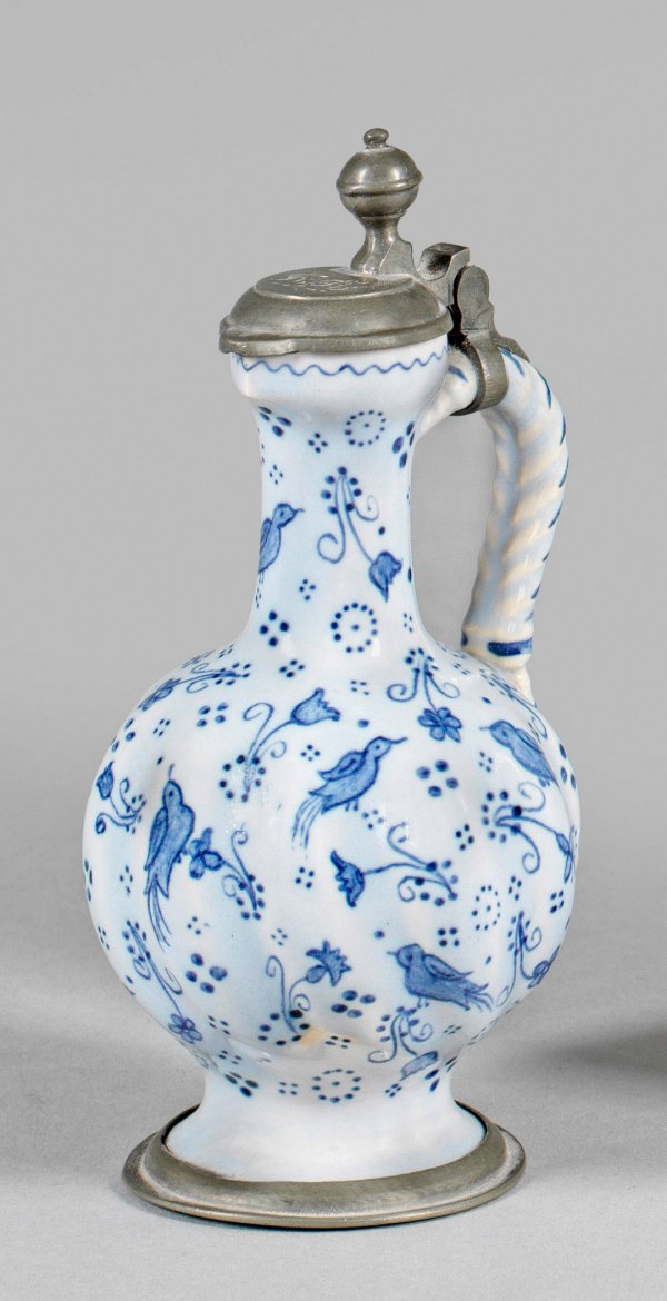 Kleine Enghalskanne mit Vogeldekor