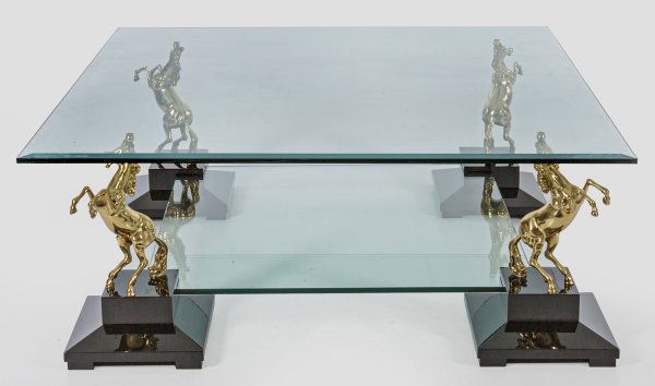 Extravaganter Couchtisch