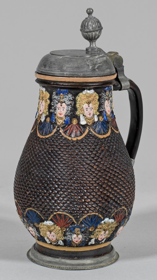 Birnkrug mit weiblichen Maskarons