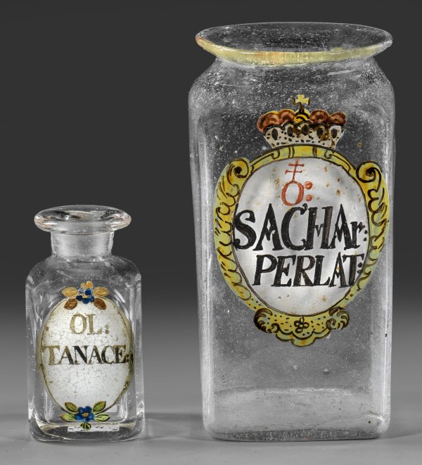 Zwei Apothekengläser