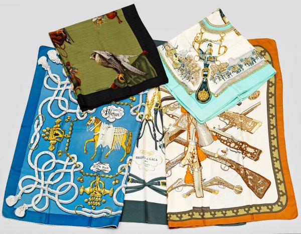 Fünf Seidentücher von HERMÈS