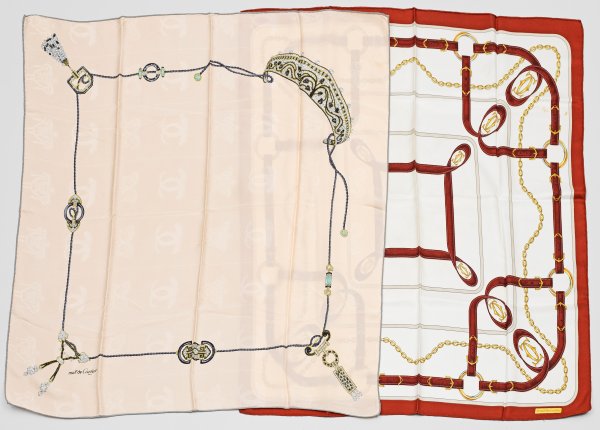 Zwei Must de Cartier Seidentücher