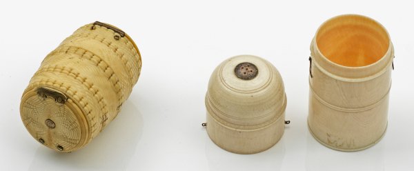 Doppeldeckeldose und Streugefäß