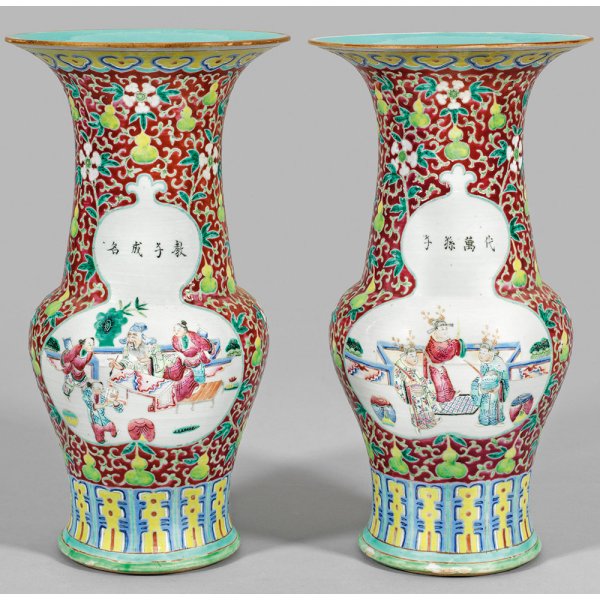 Paar Famille rose-Balustervasen mit höfischen Szenen