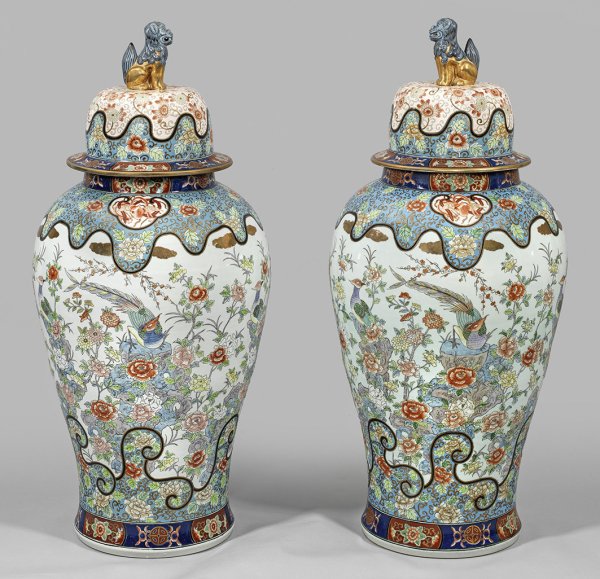 Paar monumentale Famille rose-Deckelvasen