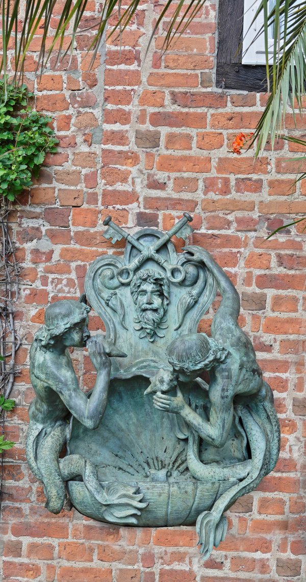 Skulpturaler Wandbrunnen