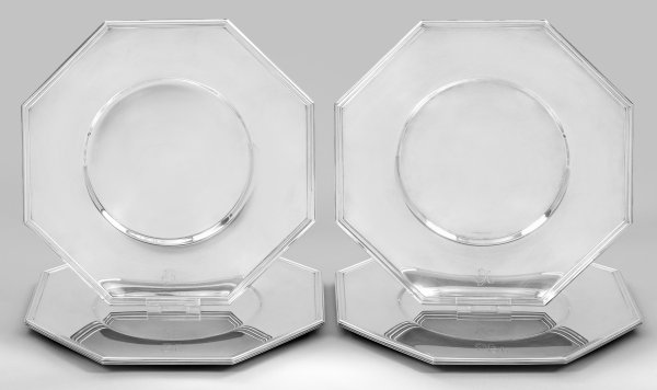 Satz von acht eleganten Platztellern