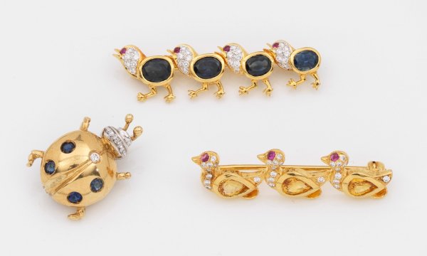 Drei dekorative Saphir-Tierbroschen