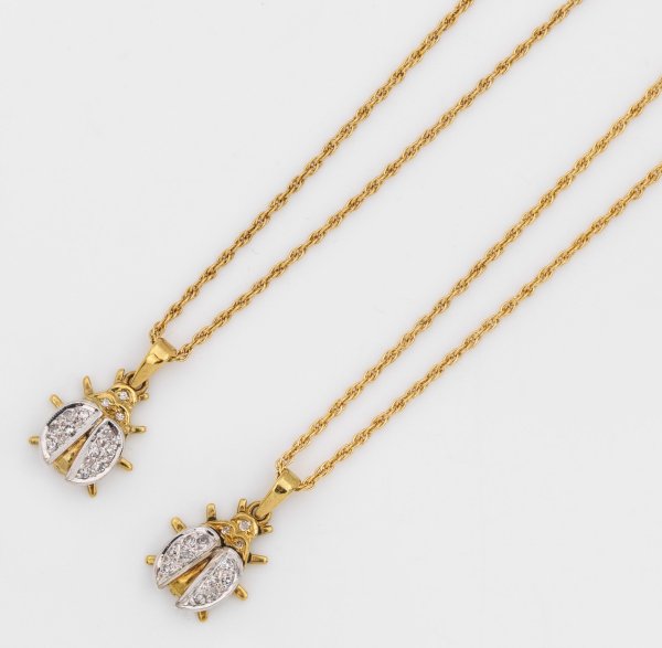 Zwei Ketten mit Marienkäfer-Anhängern