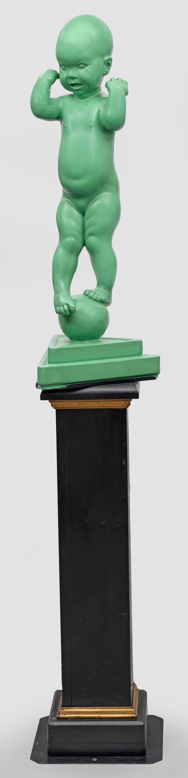 Große, moderne Aktfigur eines auf einer Kugel balancierenden