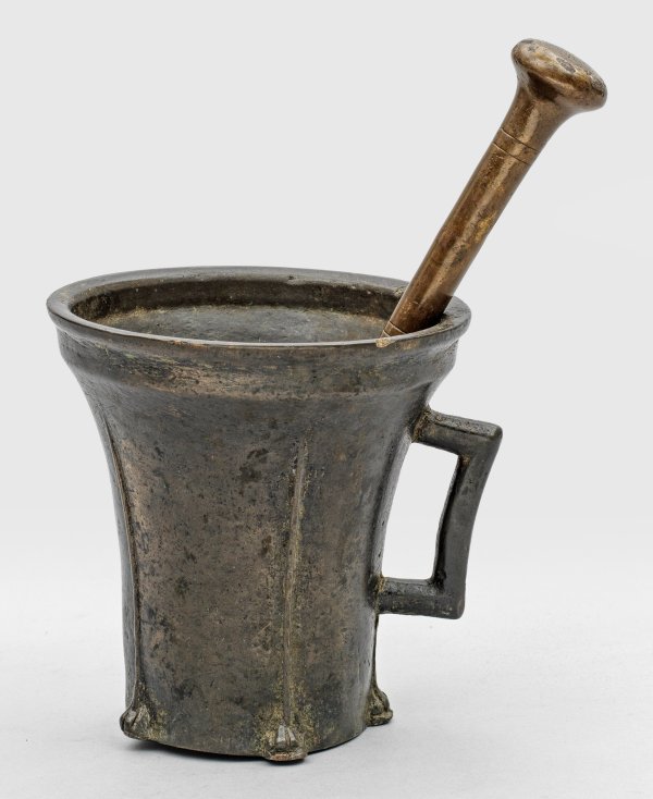 Großer, gotischer Rippenmörser