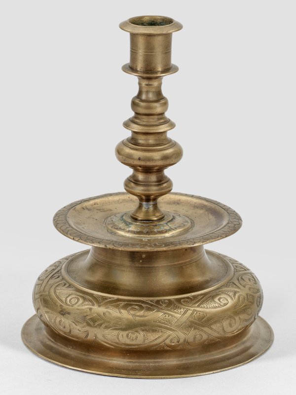 Seltener, gravierter, frühbarocker Glockenfußleuchter