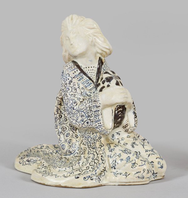 Figur einer knienden Japanerin in traditioneller Tracht