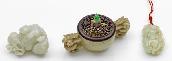 Zwei Jadeschnitzereien und ein kleines Räuchergefäß