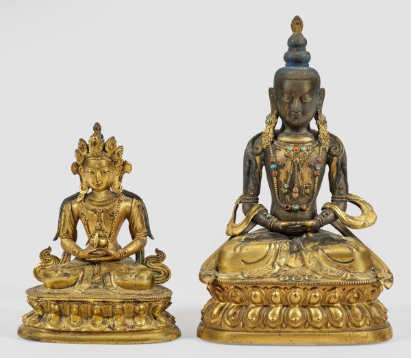 Zwei sitzende Buddha-Figuren