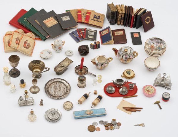 Konvolut Ausstattungsstücke für die Puppenstube