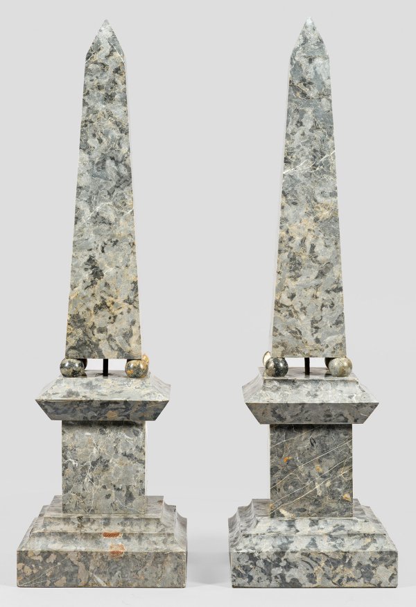 Paar große dekorative Obelisken
